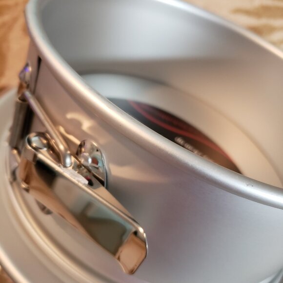 (NWT) Fat Daddio's 8" x 3' Round Springform Cake Pan - Picture 6 of 9